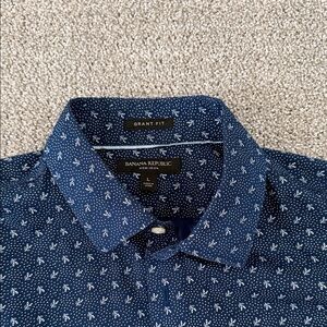 Banana Republic Men's Navy Patterned Button Down Shirt